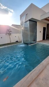 Piscina com cascata