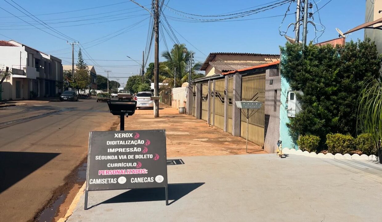 Casa com ponto comercial em frente