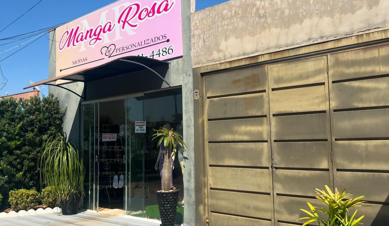 Casa com ponto comercial em frente