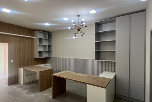 Sala comercial p/ locação com móveis planejados