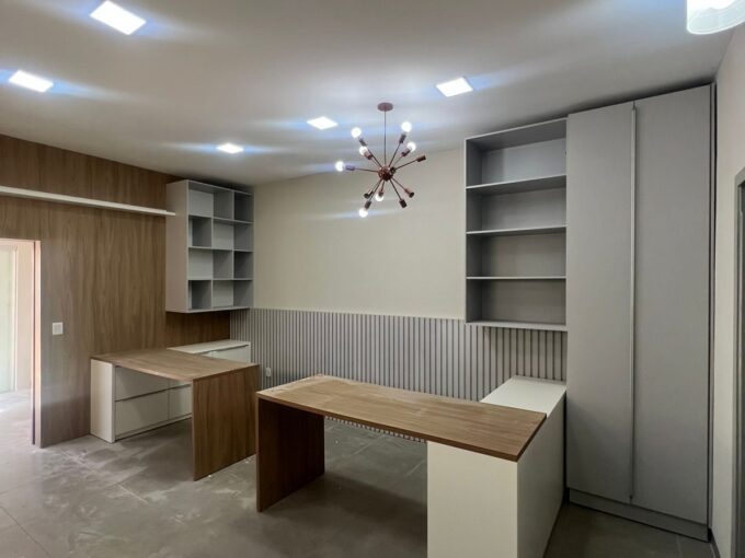 Sala comercial p/ locação com móveis planejados